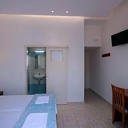 Zeus Hotel 2*